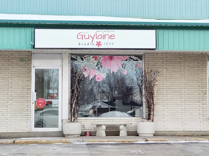 Devanture du Salon Guylaine, rue Mathias à Jonquière — enseigne « Salon Guylaine, Studio 1959 » et vitrine fleurie.